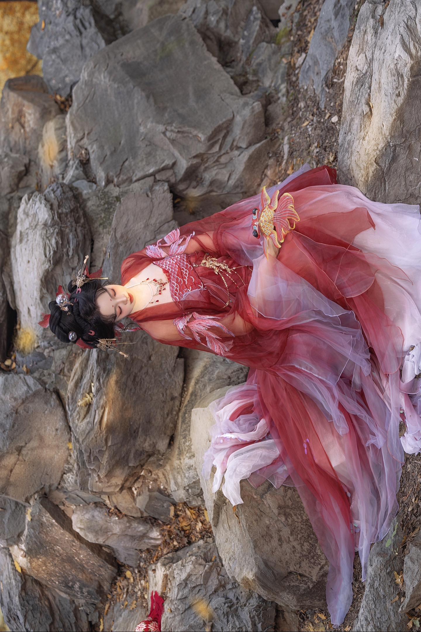 ‘ 她的绸缎都能割伤我的手指 ’ ｜ 客