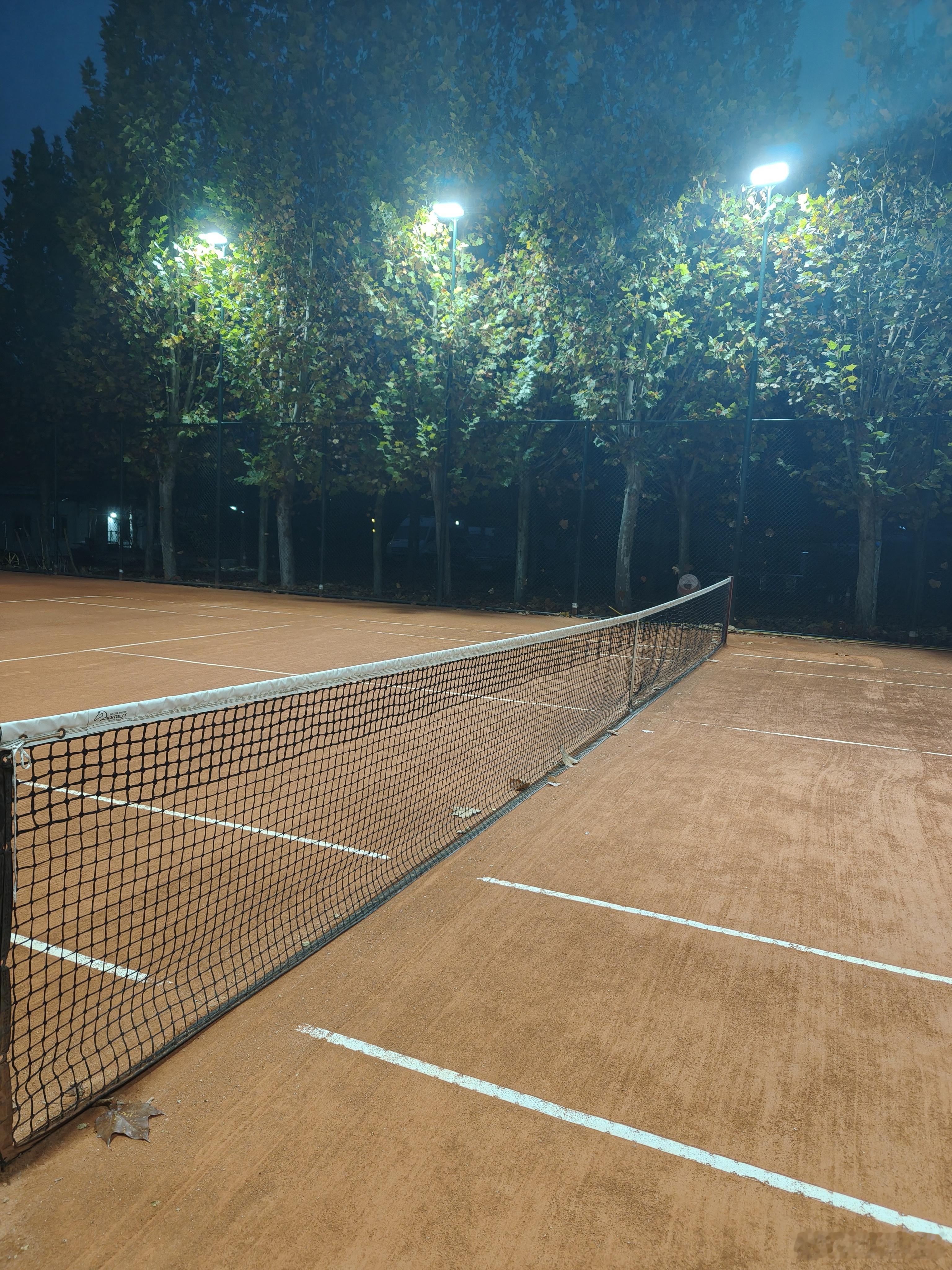 结束今日顺义凤凰一练——这可能是今年室外红土的最后一练。 