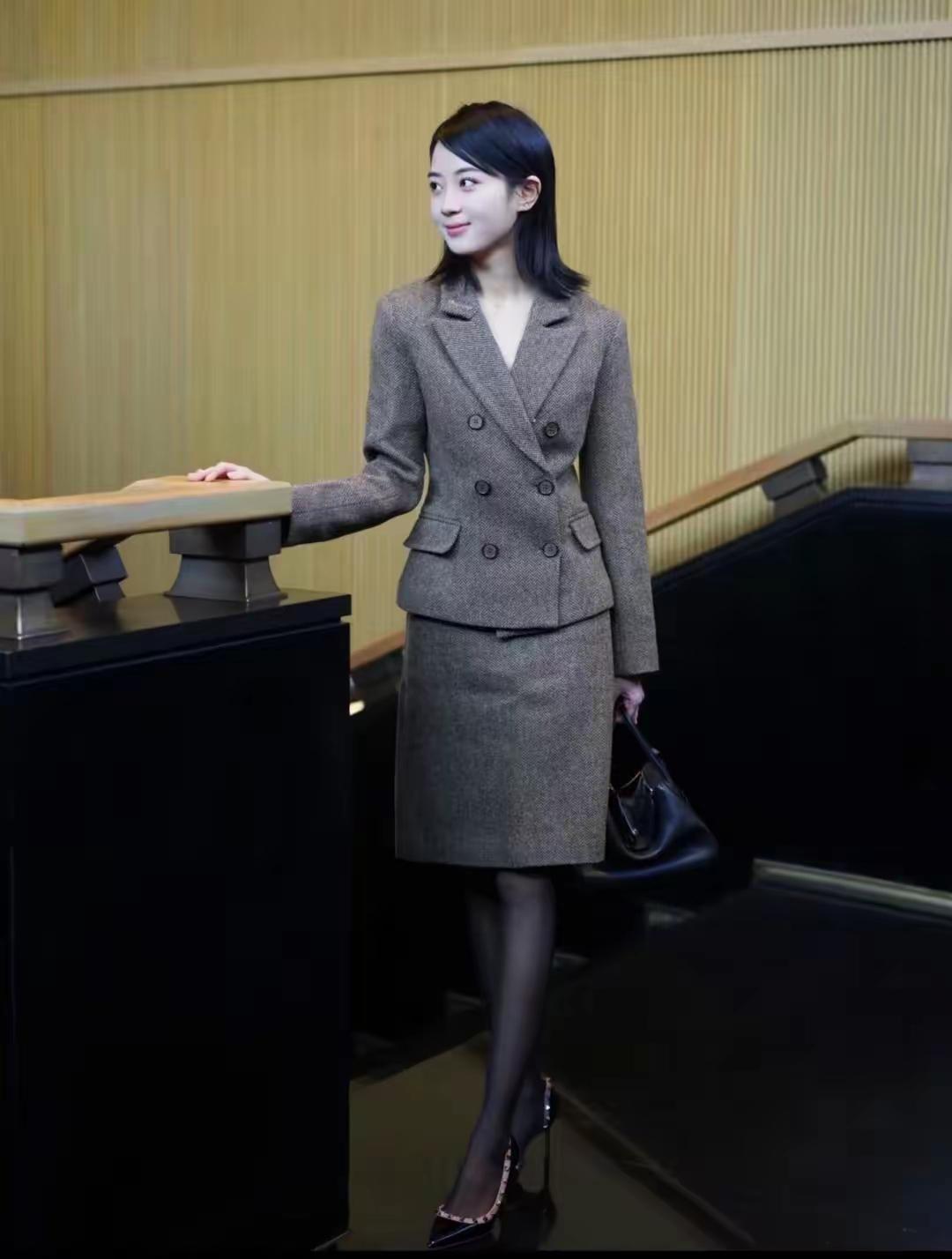 优雅职场风，复古双排扣大衣，尽显女性魅力！