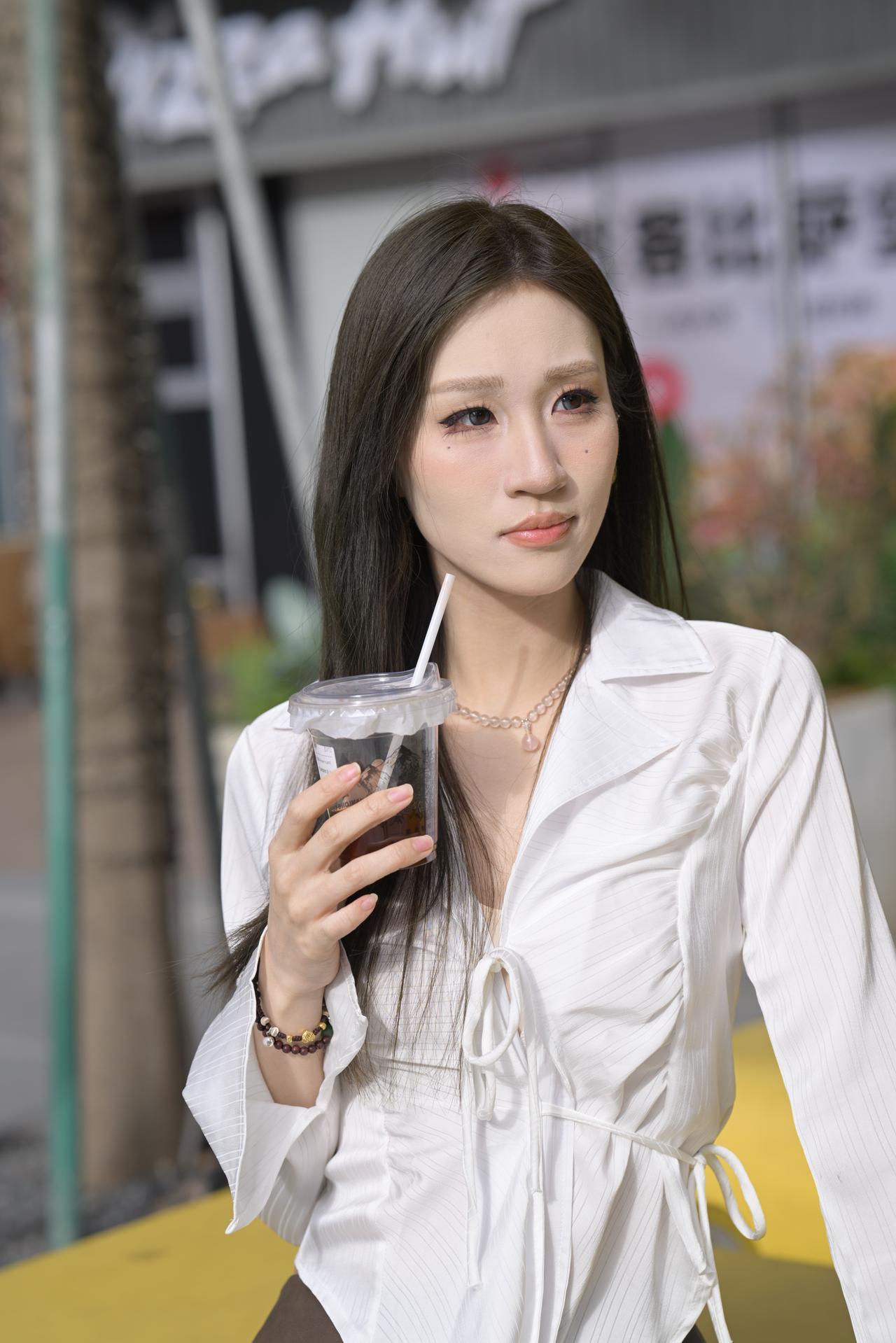 月亮与六便士  白色衬衫棕色包臀裙美腿高跟小姐姐，是不是有点太瘦呀-9500
无