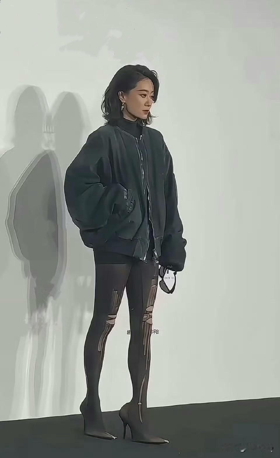 着实没看懂张小斐的鞋子，难道是在高跟鞋外面直接套了一层黑丝？？？？？？