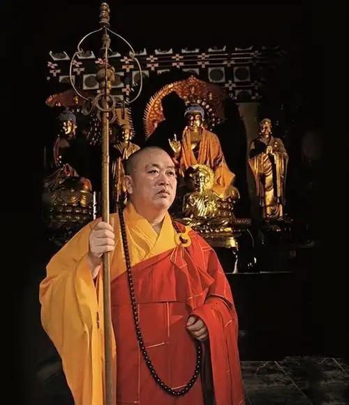 万万没想到，大家在寺庙里许的愿，居然被一个和尚给实现了。

表面是和尚，背地里却