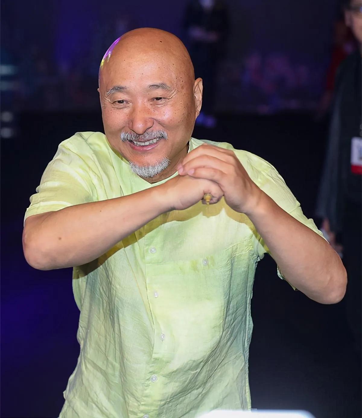 导演陈佩斯说，站台这个电影，后面城墙上的兰大帅，一开始想用姜文的画面，也去接触过