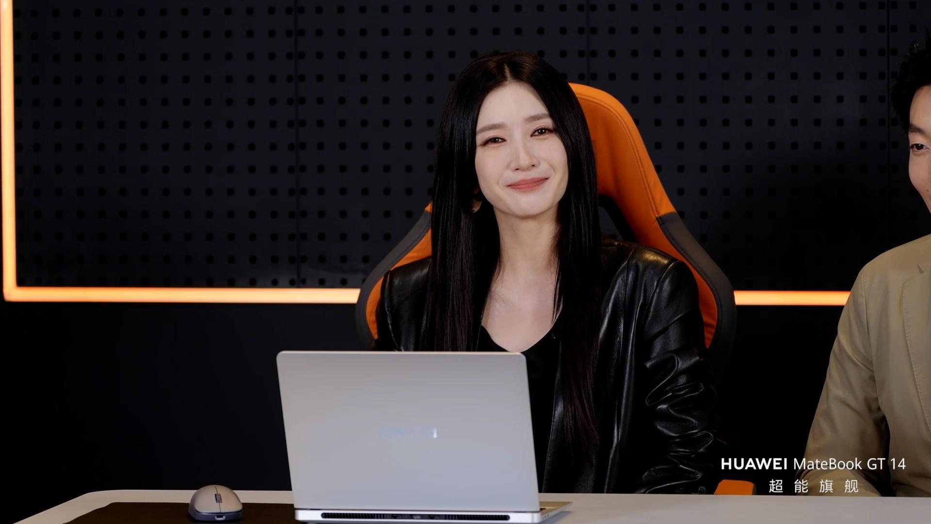 #江疏影黑长直A感#真的要被江疏影的直播造型美亖了！黑白切飒爽干练的气质一整个拿