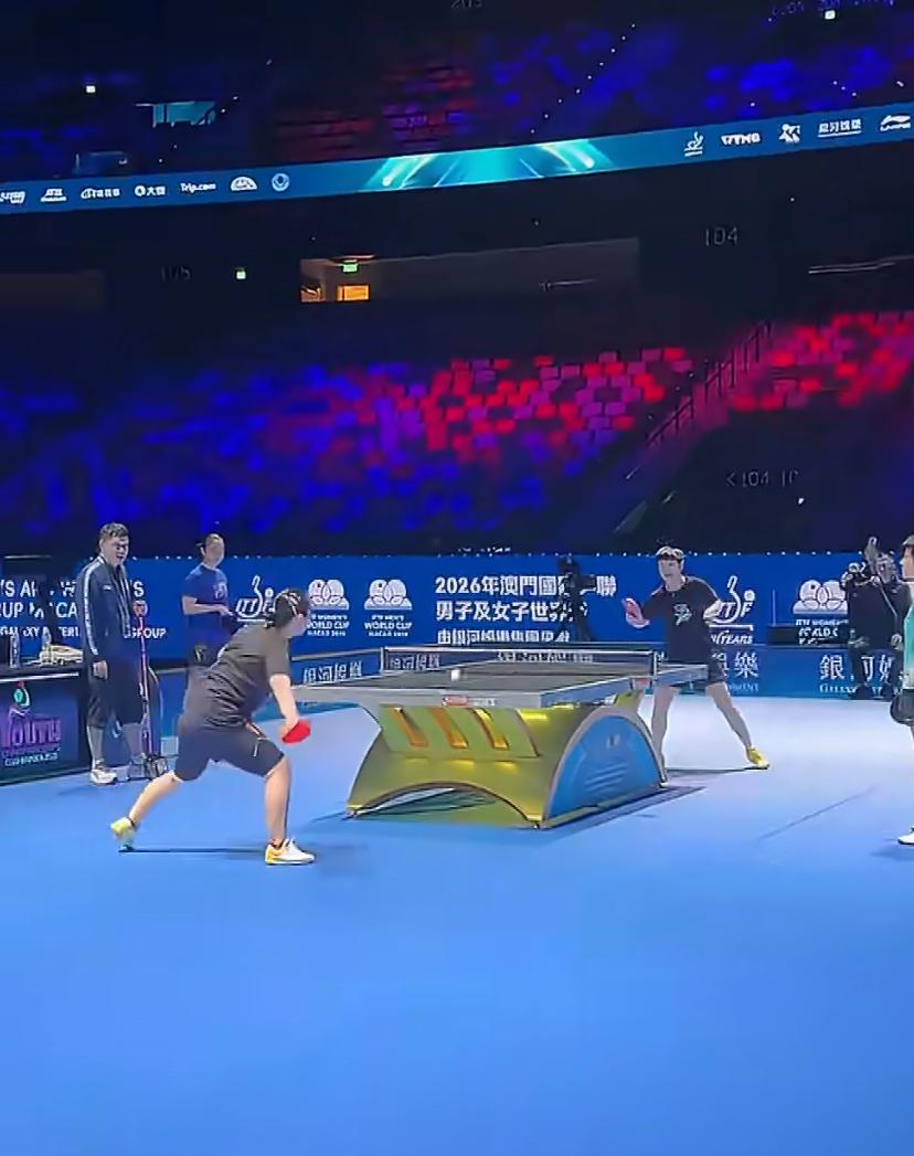 孙颖莎和何卓佳2人澳门训练，邱贻可旁边盯着。
打球打得笑容满面，勇往直前。

在