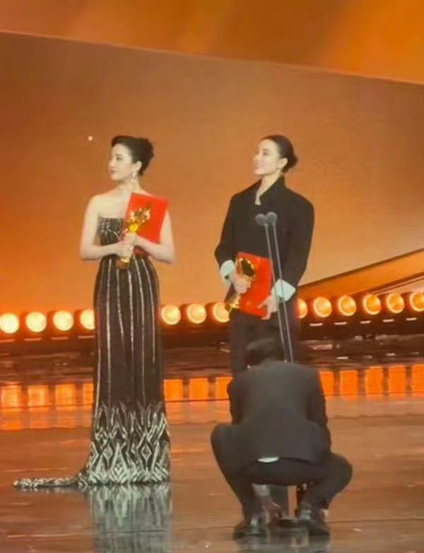 刘亦菲总台视后 恭喜刘亦菲拿了视后！！！！！！ 