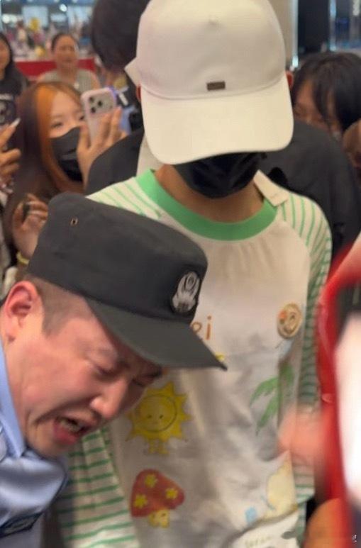 Aiya这里有一秒挨好近好像肩膀贴到了肩膀但是体型差看起来就像棍儿撞到了胸膛里 