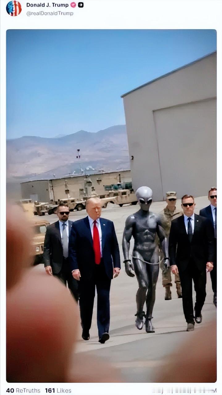 特朗普又开始发AI图像的帖子搞怪了，这回的主题是生擒外星人。在美国军事基地里，被