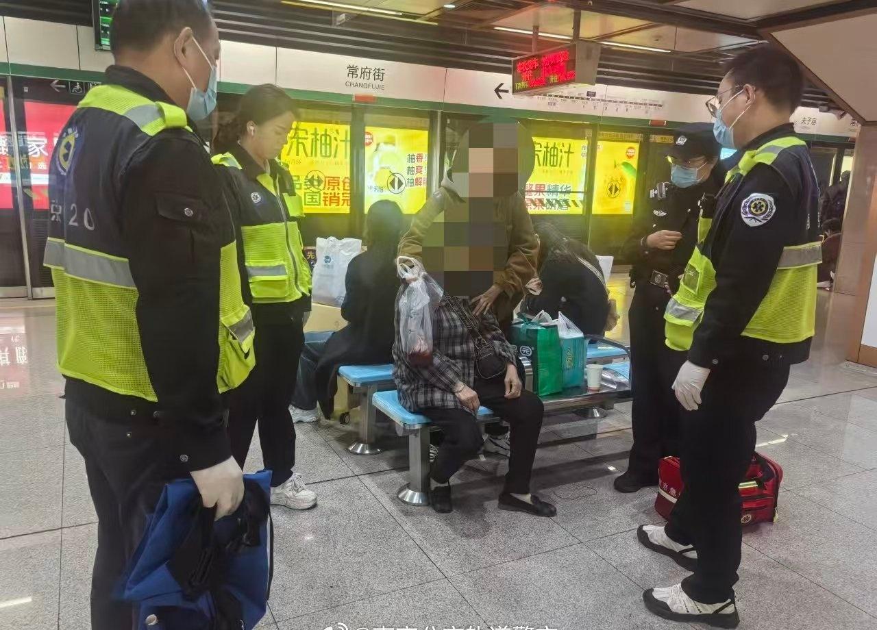 警地联动暖心救援】10月26日14时22分，地铁常府街站一名老人突发吐血，执勤警