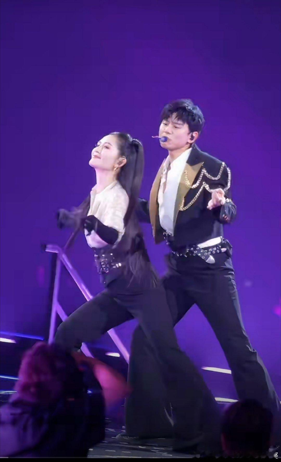 张杰唯粉特别出戏，特别出戏，特别出戏。被人泼了一身狗粮，一身啊，害 