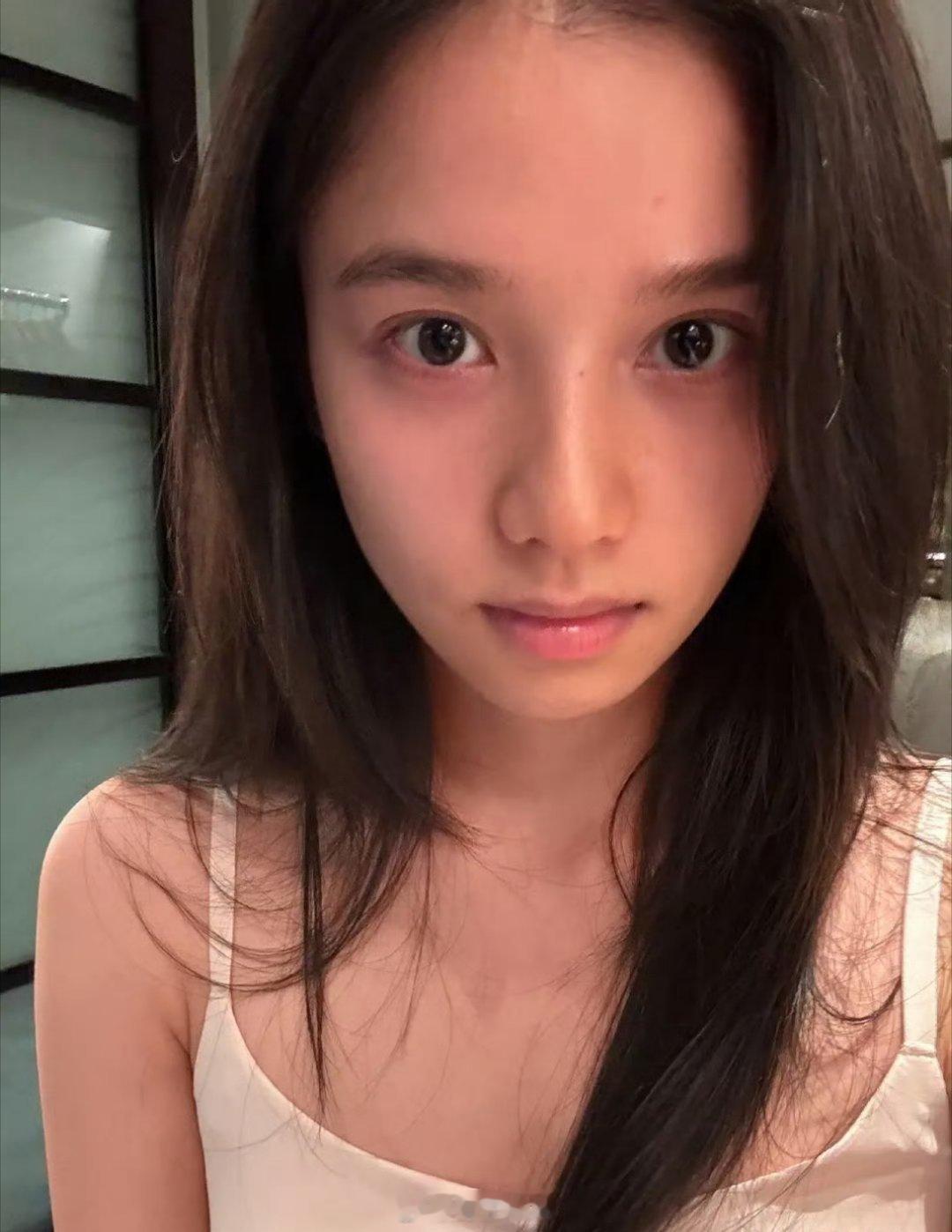 哇哦，张婧仪晒出来了自己的素颜自拍照，这样看起来感觉张婧仪的皮肤状态还是蛮好的呀