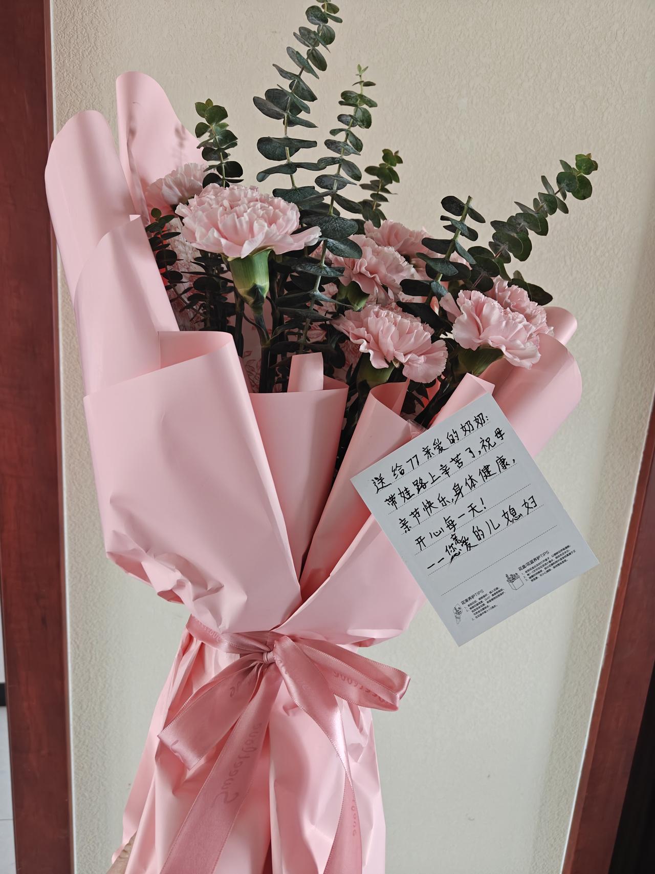 今天母亲节，去牛肉店买了一斤多生肉，在家歇了20天，明天又去看孙女了，最近看视频