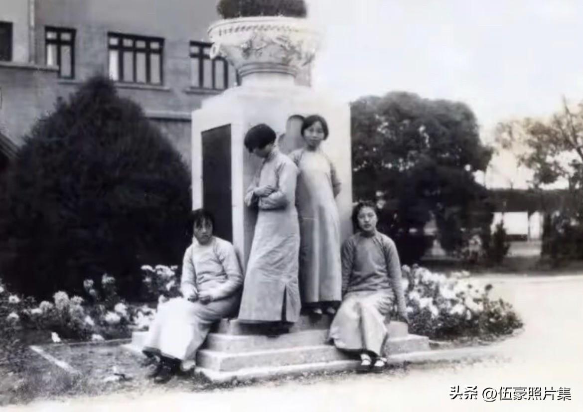 1931年，江苏省立扬州中学四位女学生——楚青（詹永珠，站左）、唐永珊（站右），