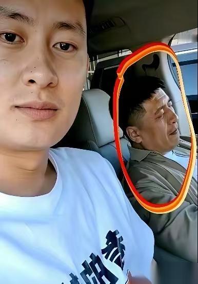 看到真的好心疼，他有自己的事业，有可爱的女儿和家庭，也有这么多钱，为什么不劳逸结