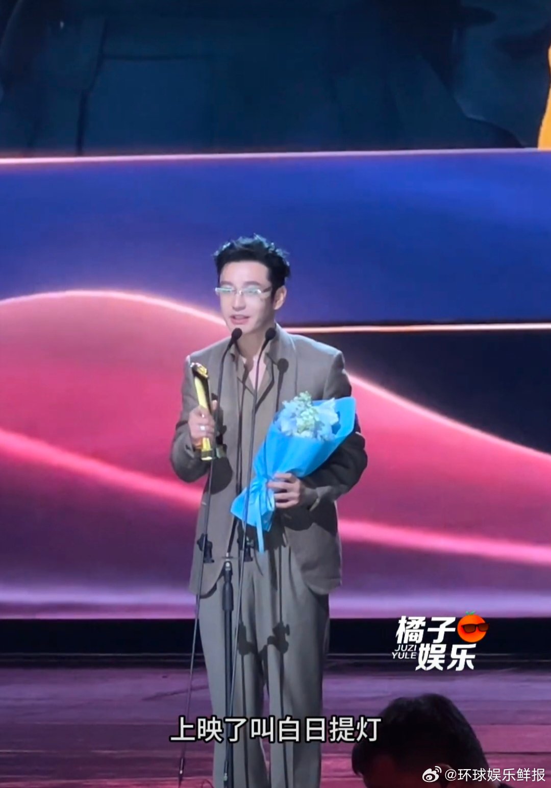 黄晓明现场宣传白日提灯黄晓明是白日提灯的出品人出品人黄晓明太接地气！现场求大家支