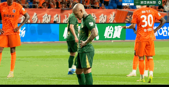 米特里策这是怎么了，好不容易获得点球竟然踢在门框上，如果打进了肯定状态也回来了，