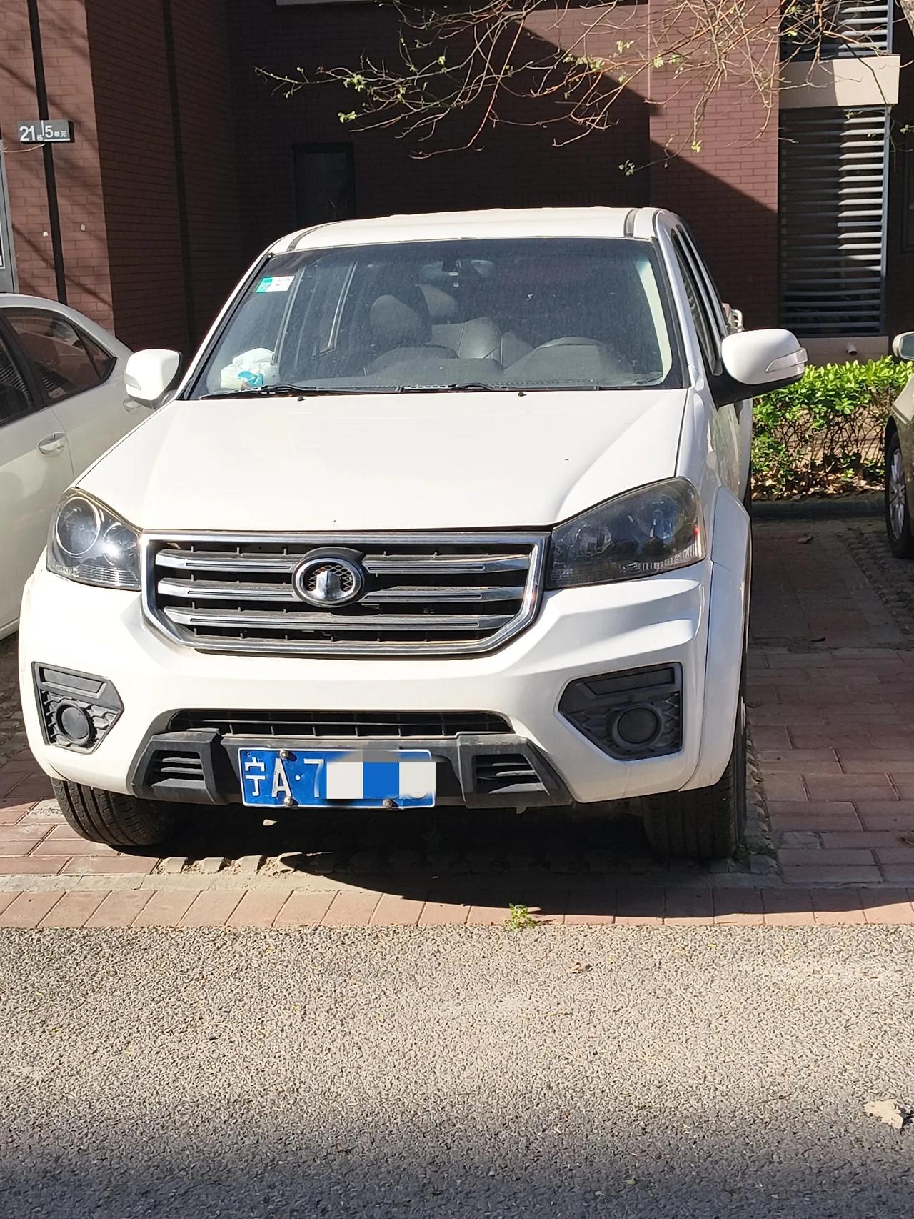 手头这台长城皮卡风骏5，好像也买了快10年了。
做为一名长期在外的地质勘探队员，