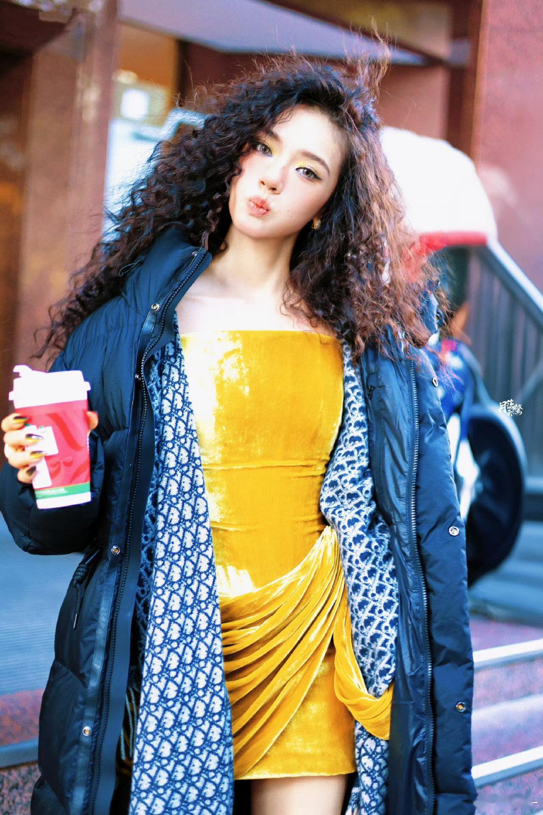 这次必须夸爆林允！爆炸头与丝绒裙的碰撞又野又贵，甜酷气质拿捏得恰到好处。能把高难