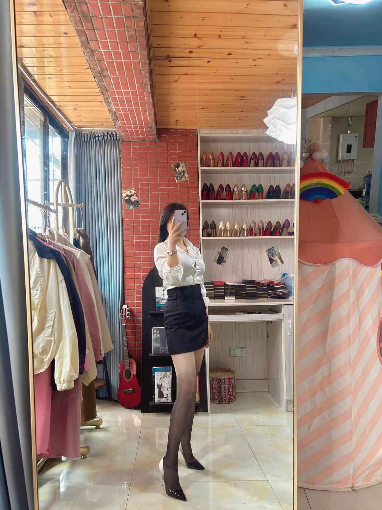 没了青春，没了腰，但是还有一身膘渐变色高跟鞋