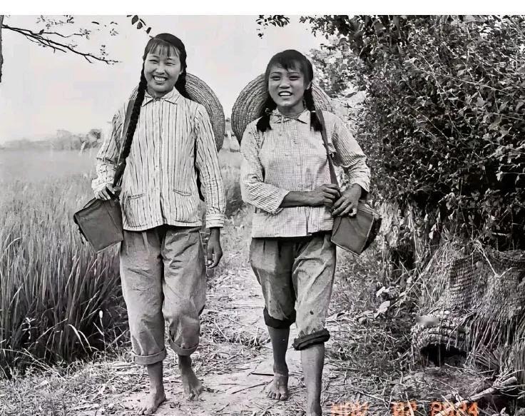 “岁月静好，青春无悔”🌿👧🏻👧🏻。六十年代，赤脚医生走过田间地头，穿过
