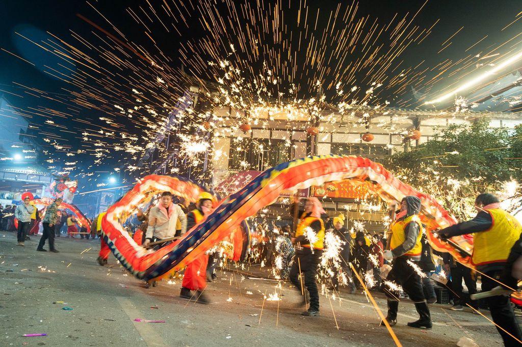 锣鼓声由远及近，像春雷滚过天际。街巷尽头，一条金鳞闪闪的巨龙率先探出头来，龙首高