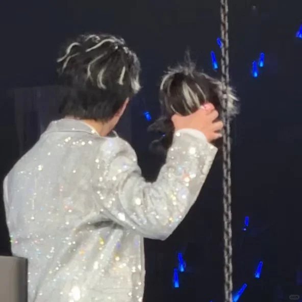 王力宏挑染出现人传猴现象我真的要被可爱哥笑死！顶流遇上顶流，总会出现让人不可思议