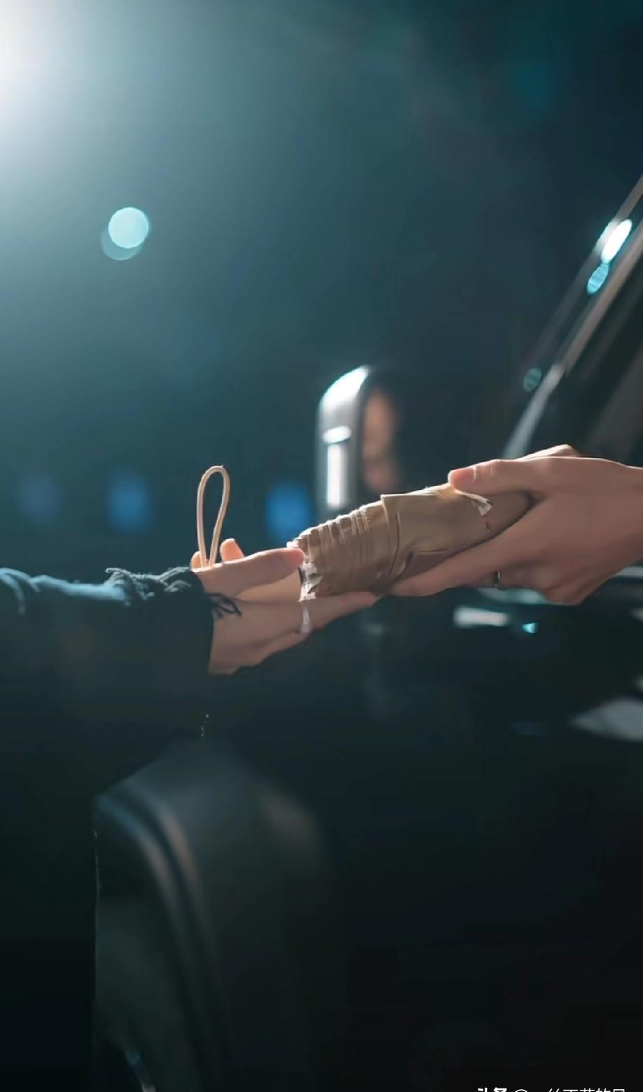 这剧的“女二”差点把女主饭碗砸了。
不是靠心机，是靠观众缘。
左一博演的卡戎，和