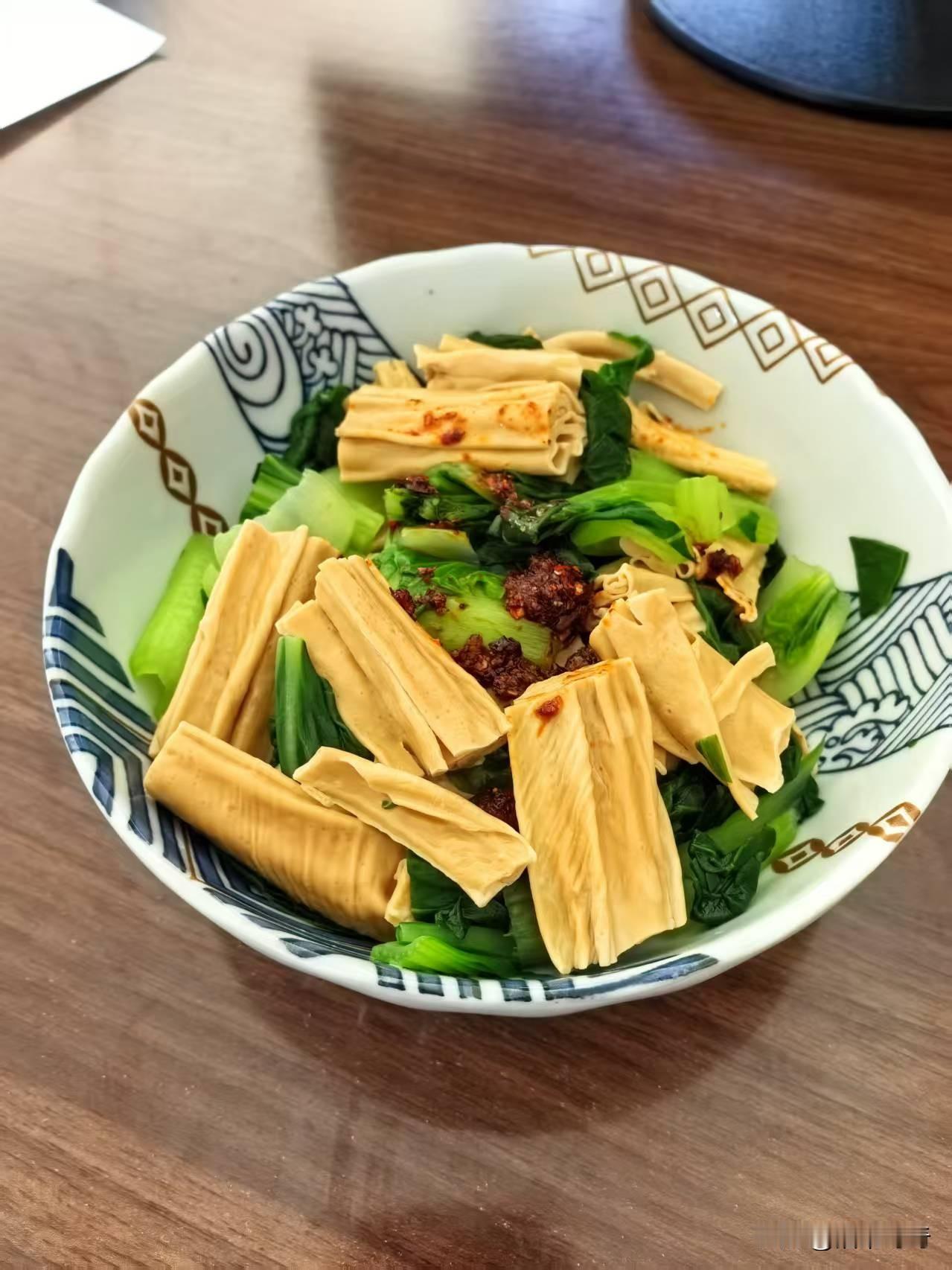 宿舍熄灯之后饿的实在扛不住，室友掏出一桶泡面。
泡完才发现，宿舍没有叉子。
大伙