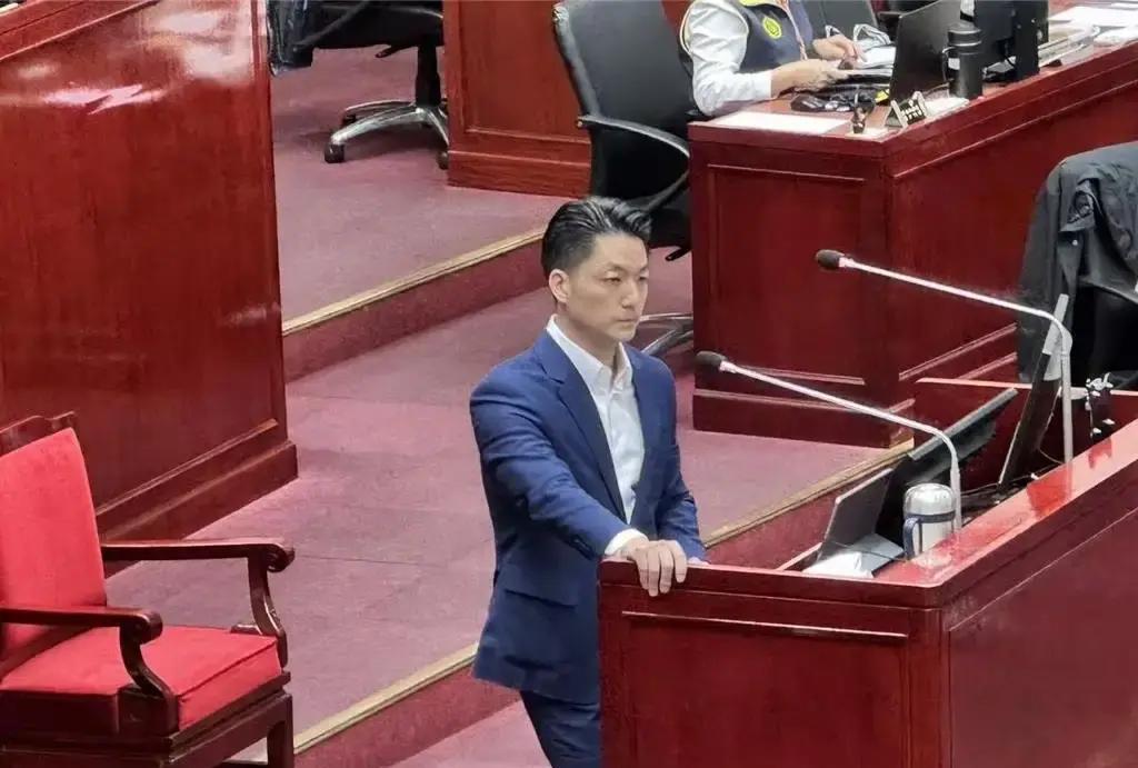 蒋万安被人诟病问A答B
指责声浪不小。人情都讨厌“王顾左右而言他”，作为政治人物
