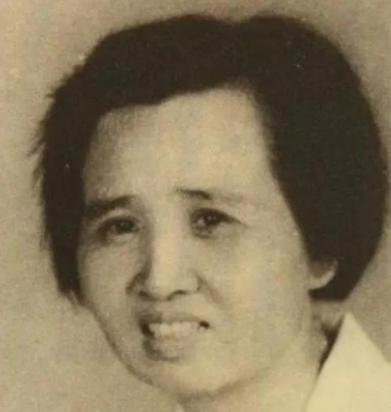 [太阳]1977年，李敏在福建龙岩见到了亲姐姐杨月花，不过，杨月花当即向李敏提了
