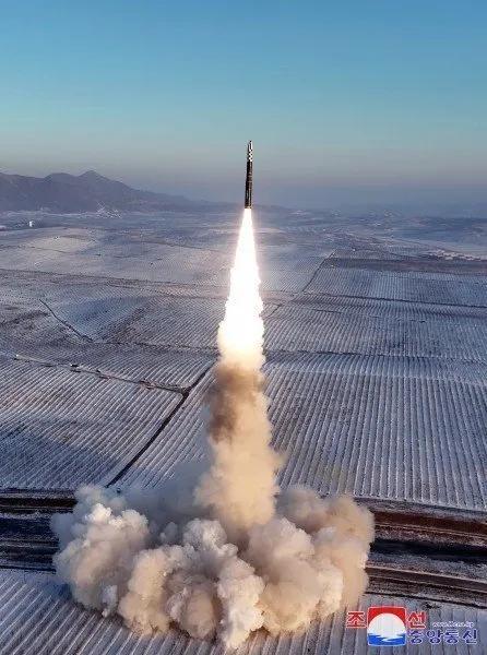 太厉害了！朝鲜试射全世界最强大的陆基机动洲际弹道导弹，射程16000公里，可打击