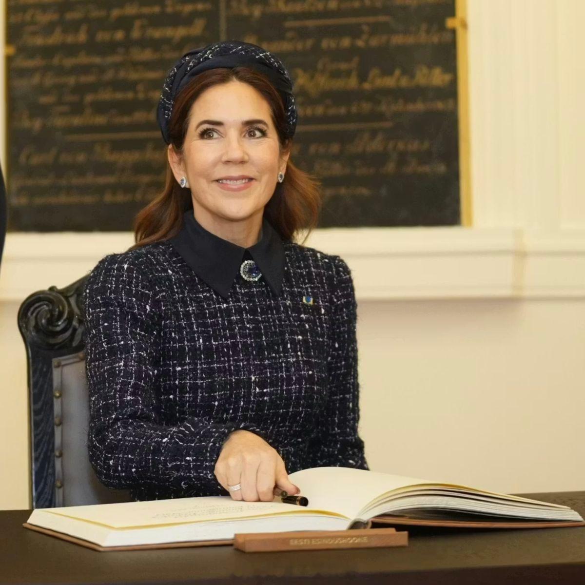 1.27 丹麦国事访问爱沙尼亚，玛丽日间大衣来自maxmara，夜间礼服来自pr