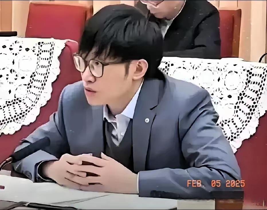 满屏都在喊“抓住梁文锋，还我血汗钱！”这话听着太扎心了。最近这阵子，普通人在股市