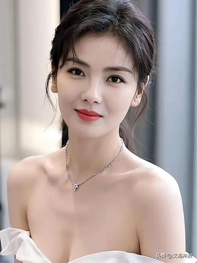 中国诗人为演员刘涛写的一首“藏头诗”：浪涛击水三千里，演技载满万里船！

浪  