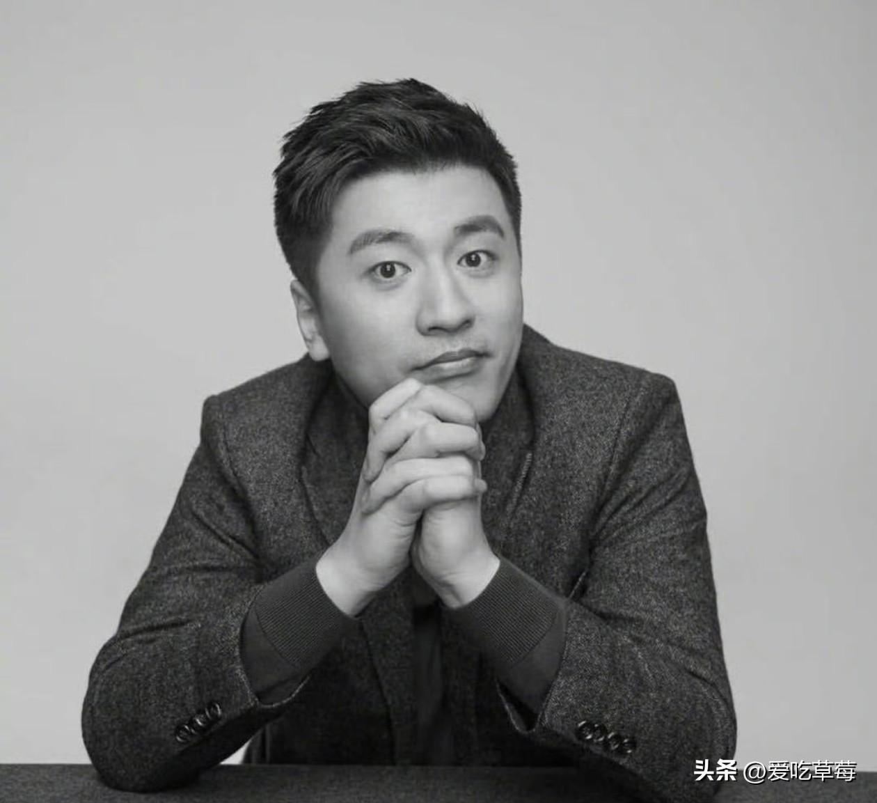 3月24日上午，他如常坐在镜头前答疑，滤镜难掩眼底疲惫与面部异样，却依旧耐心讲解