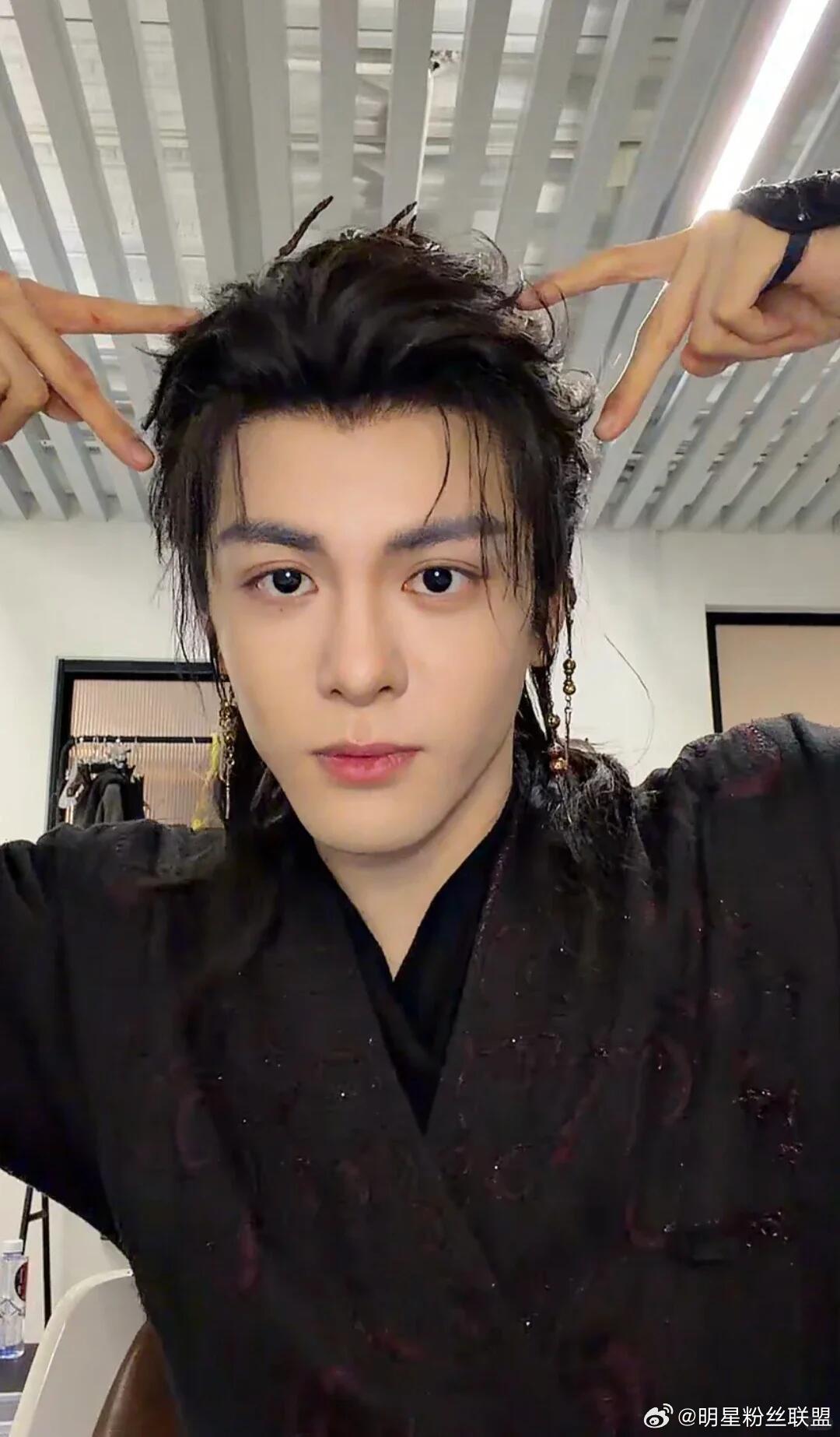 曾舜晞直播谈演员ai焦虑直播里聊到行业焦虑那段真的很戳人。他坦然面对压力，也清楚