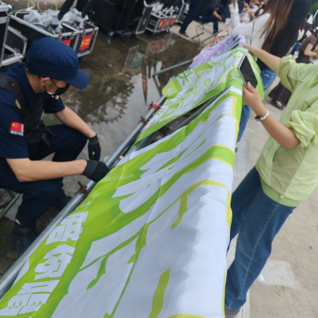 邓佳鑫a区舞台侧台，来人占位，带胶带 