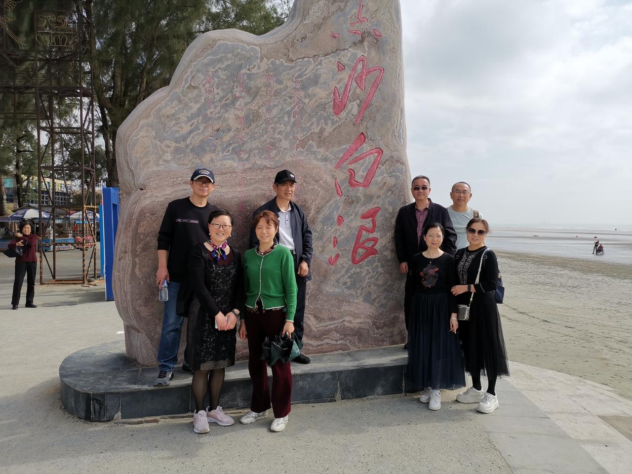 《防城港印象》
黑沙白浪江山裁，南北小吃步行街。
海角风清云起舞，西南门户客长谐