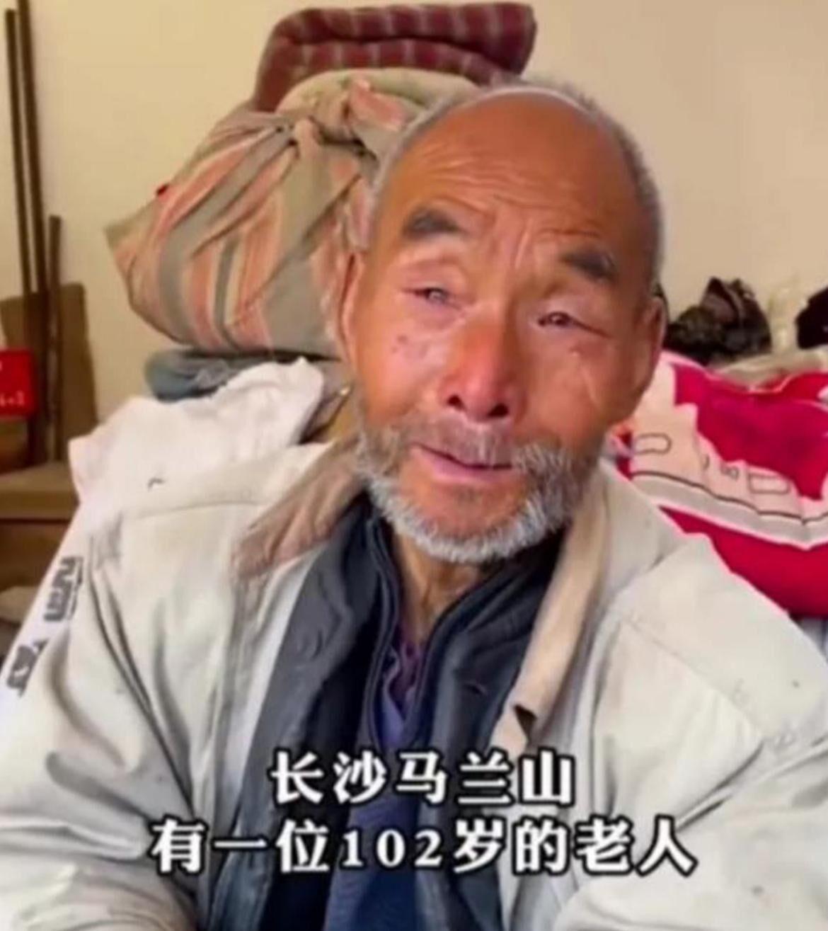 “你们一分钱也别想得到，就是喂狗也不会给你们！”一位老人怒斥前来孝敬的儿子。

