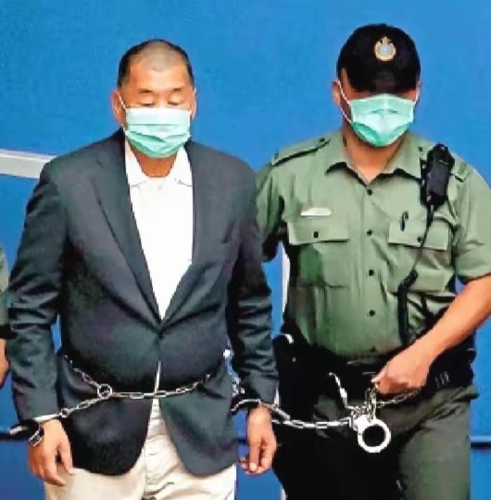 黎智英这下真的害怕了，在法庭上被带的手铐脚链，得知被判处20年的时候，他还跟法官