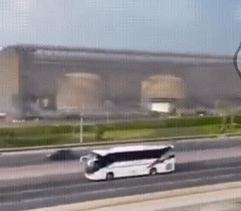 无人机对世界改变太大了！看下图！阿联酋已经把它的石油设施用防无人机网罩起来了！