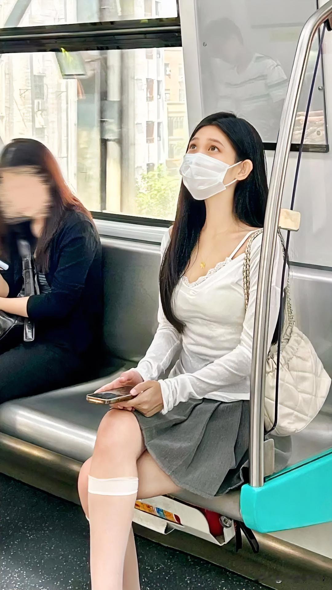 天气看错人受害者：今天这锅自己背🌧️

早上躺在床上，听细雨打树叶
浪漫得很?