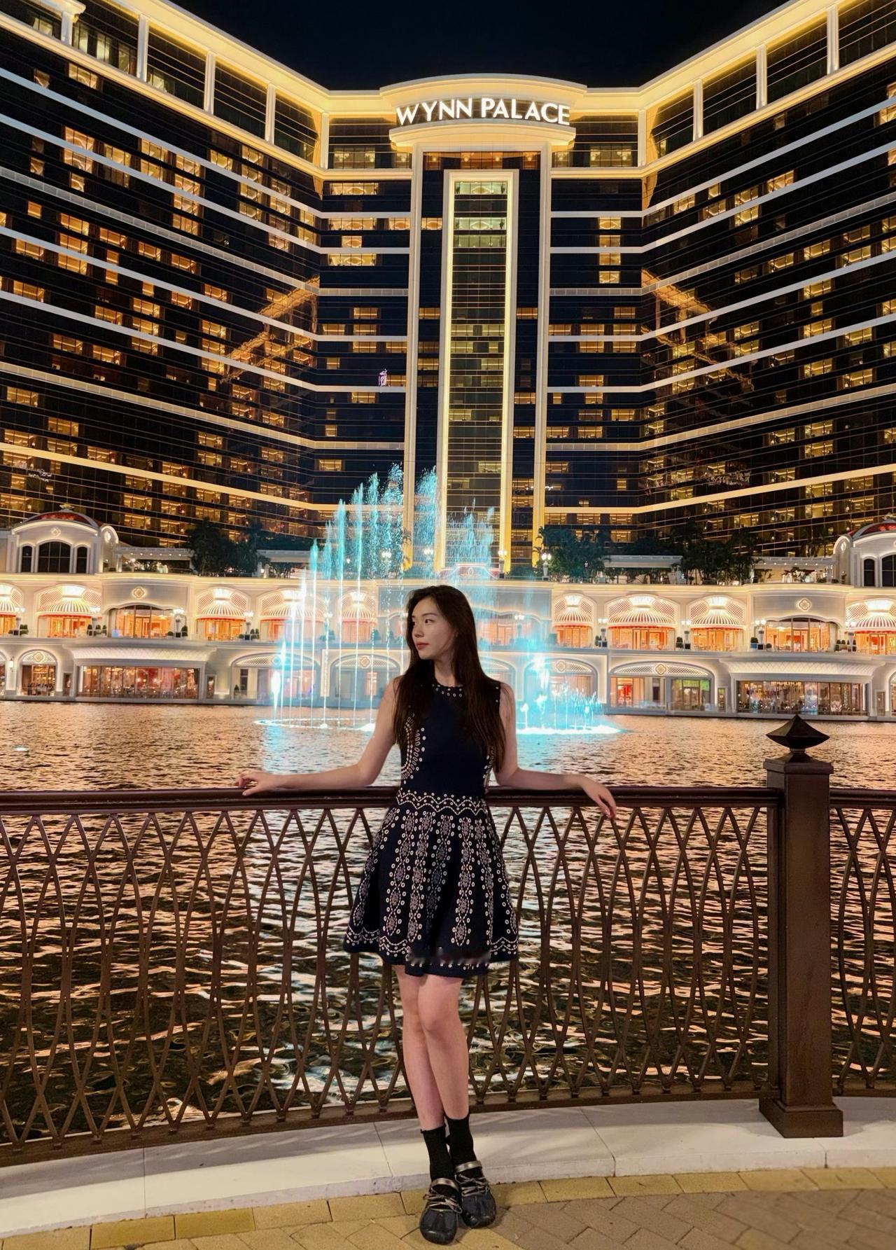在澳门的夜晚，被永利皇宫的鎏金夜色和喷泉温柔包裹，藏在细节里的优雅，是属于这里的