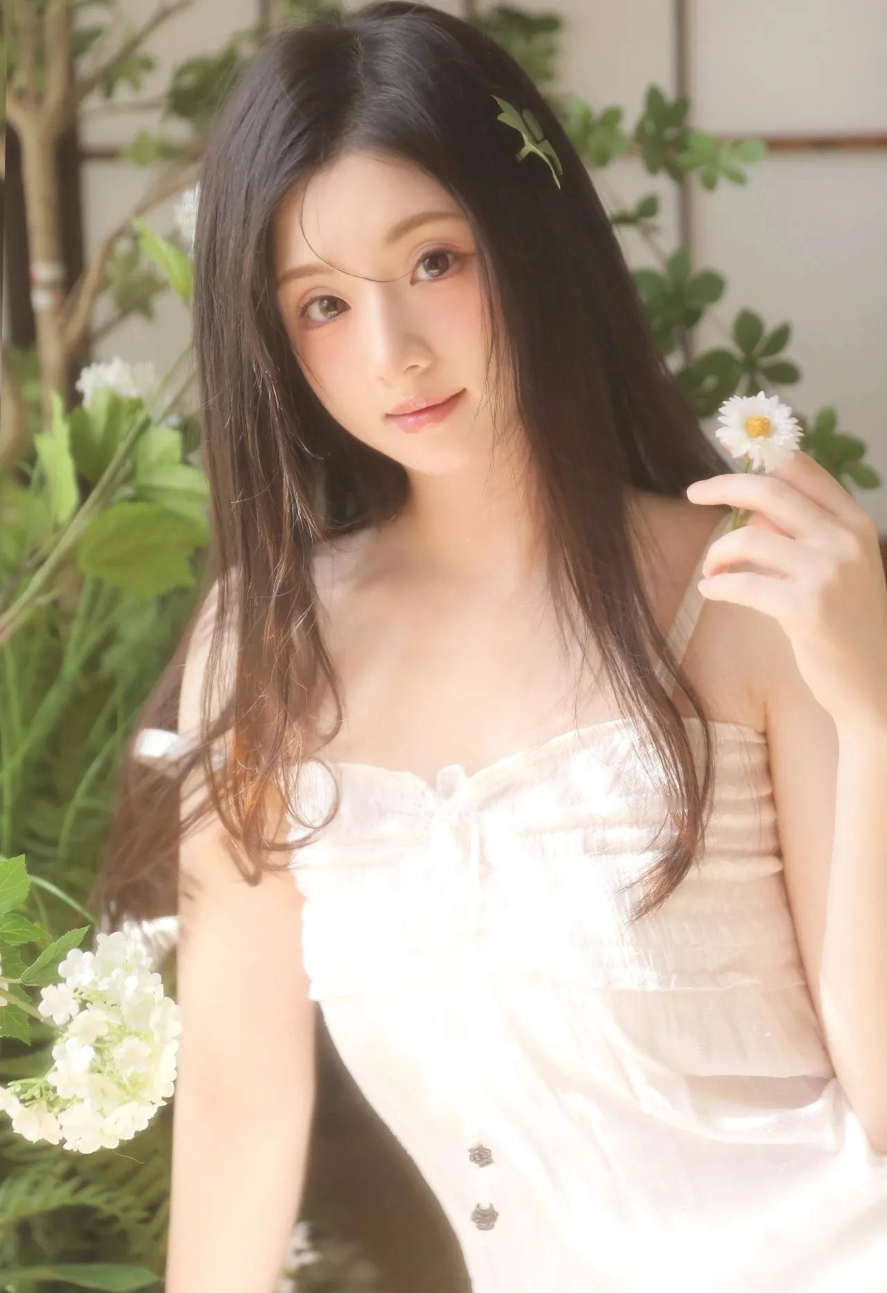 分享甜美小姐姐随手拍阳光花影分享一张随手拍