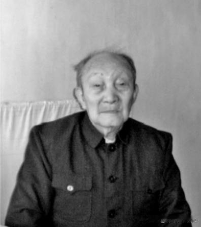 1939年夏夜，南京日本总领事馆内灯火通明。一名年轻仆役端着酒坛穿过喧闹的宴会厅