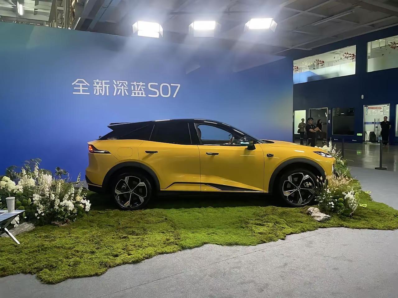 全新深蓝S07华为乾崑激光版外观设计采用家族式动感造型，搭配封闭式前脸，锐利矩阵