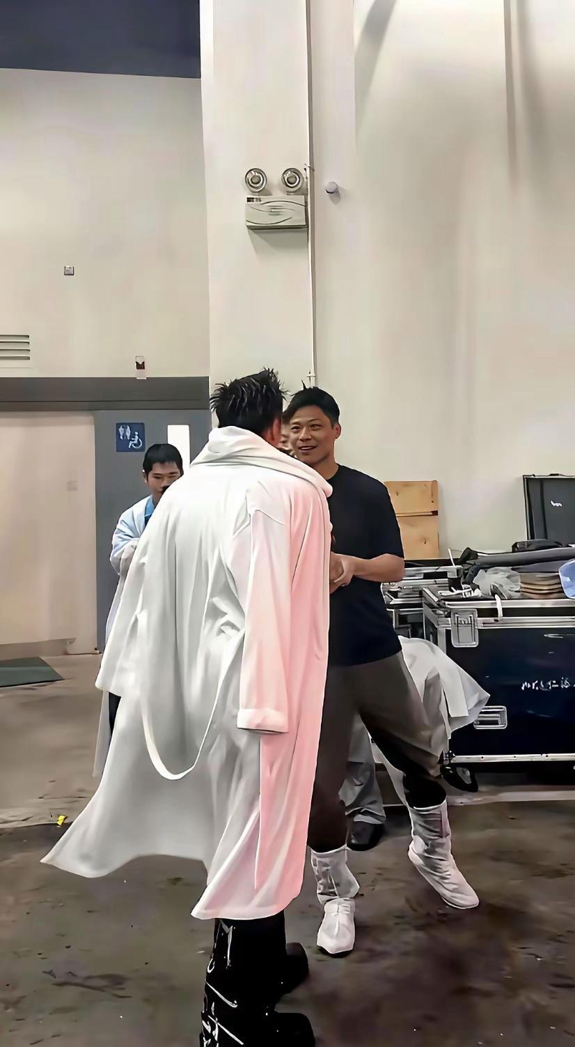 昨晚谢霆锋香港演唱会，有个画面让网友瞬间炸锅：坐在第一排的苏炳添被镜头扫到，17