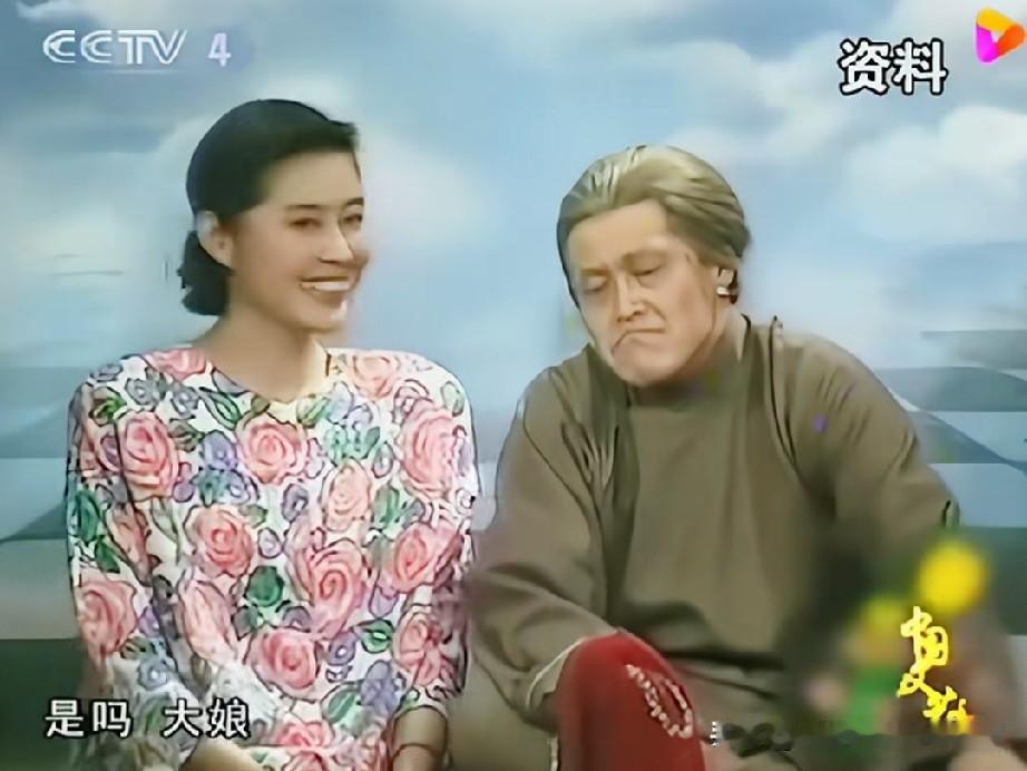 倪萍年轻时可真美呀，但是你知道她身边的老大娘是谁吗？对了，她就是男扮女装的小品王