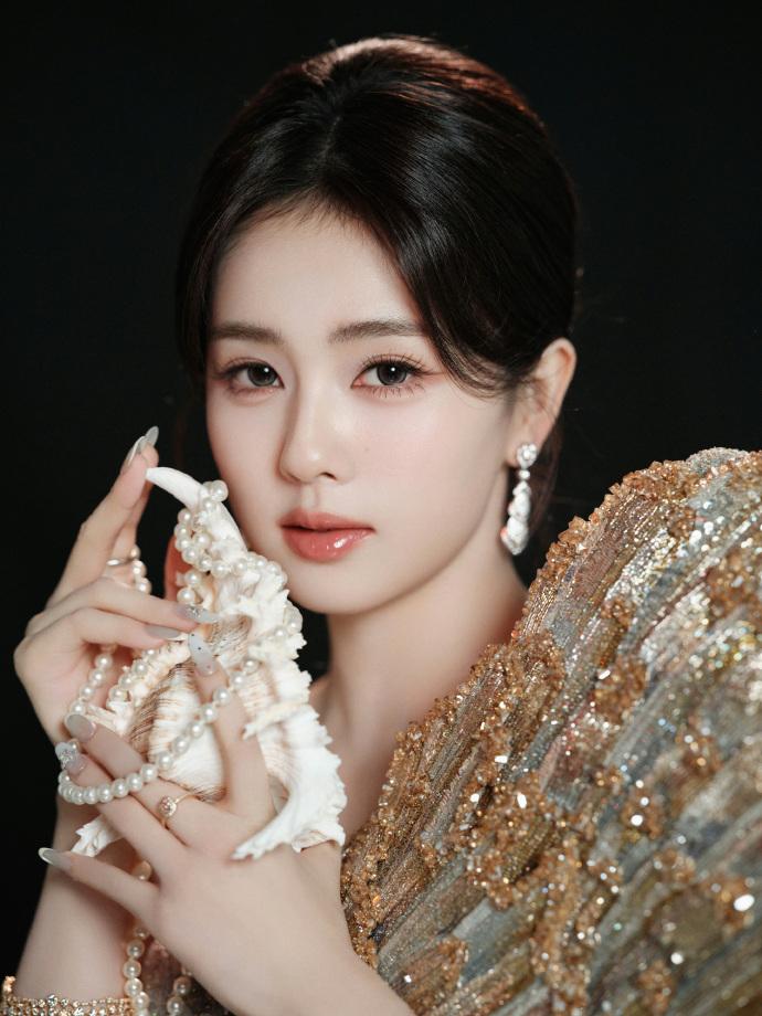 这对于一个“非科班”出身的演员来说，已经很不容易了！！
模特出身的她，在以前拍摄