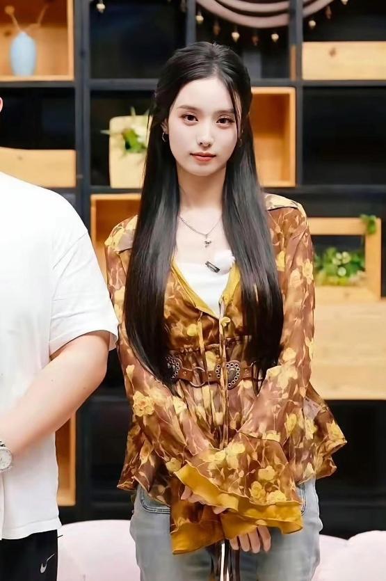 本想着当明星，

没想到直接当了明星的老板娘，

真是娱乐圈幸运儿！